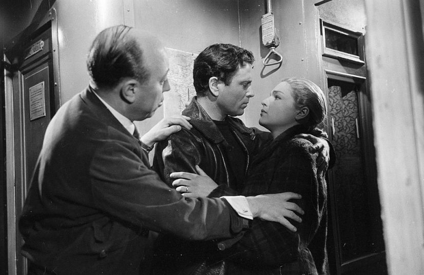 Simone Signoret en 1953, durante el rodaje de la película 'Thérèse Raquin', del realizador francés Marcel Carné (a la izquierda, dirigiendo a Raf Vallone y la propia Signoret)